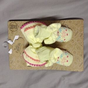 NWT Baby Essentials Baby Girls Yellow Bow and Socks Set Size 0-6 Months